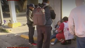 Imagen en vivo del accidente en avenida Juárez con una mujer lesionada.