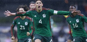 Edson Álvarez celebrando un gol con la Selección Mexicana.
