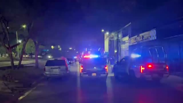 Un hombre murió tras ser atacado a balazos mientras estaba dentro de una camioneta en la colonia Las Sombrillas, en Santa Catarina.