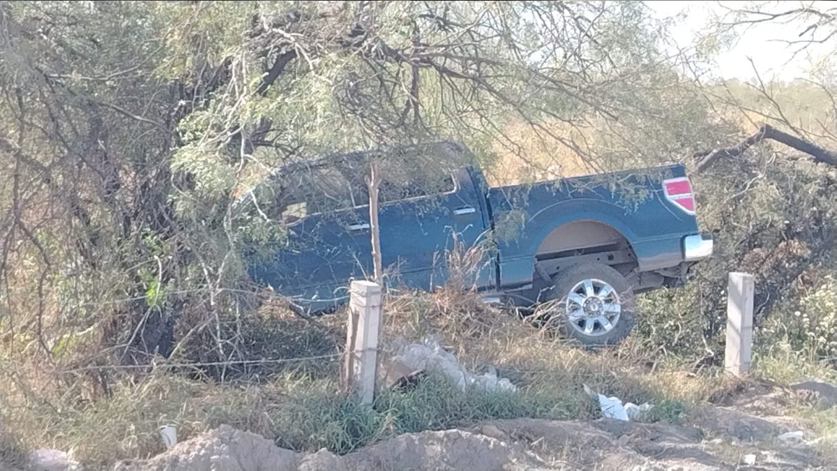 Camioneta chocada en Libramiento Noroeste en Escobedo.