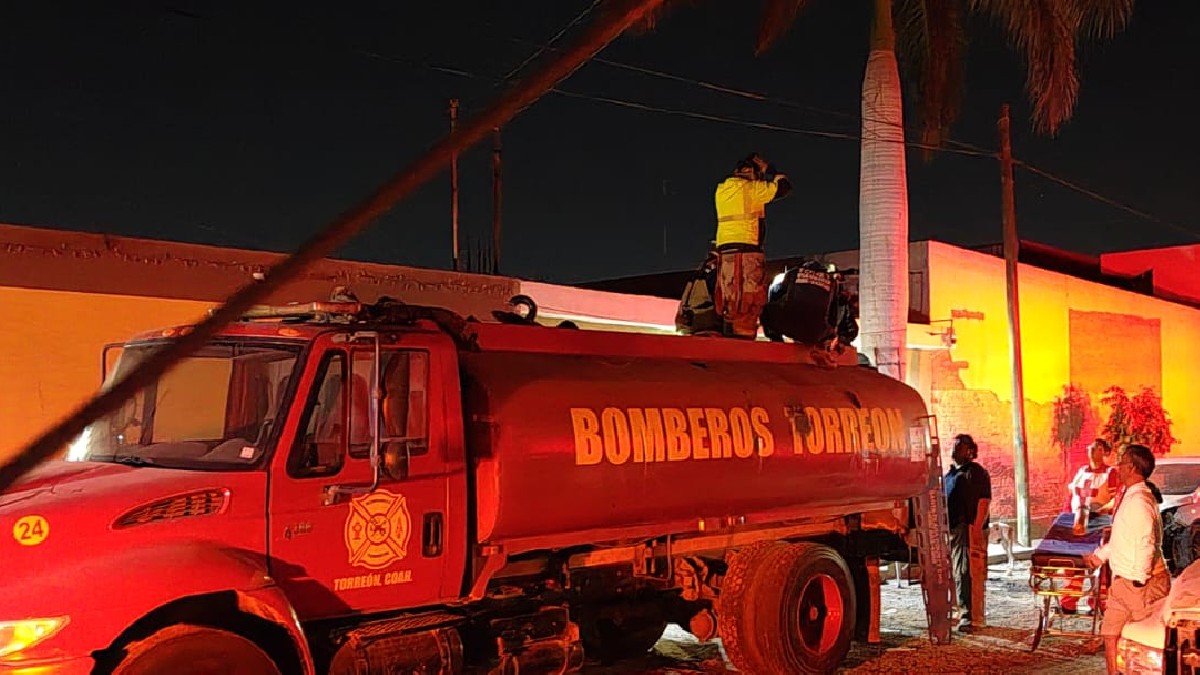 camión de bomberos Torreón afuera de domicilio.