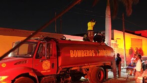 camión de bomberos Torreón afuera de domicilio.