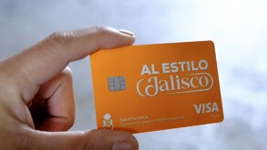 Una mano sostiene una tarjeta naranja 