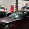 Se observan varios autos estacionados , entre ellos una ambulancia.