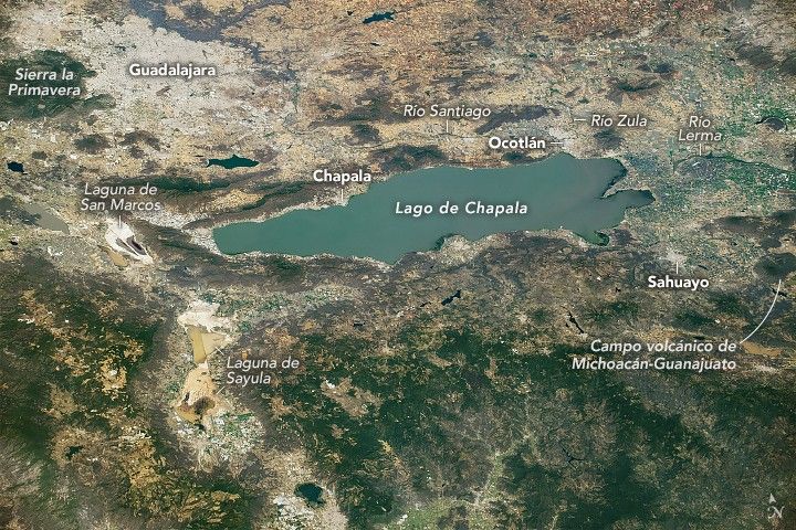 Vista desde el espacio del Lago de Chapala enclavada entre el complejo volcánico con señaléticas de ciudades y cuerpos de agua colindantes