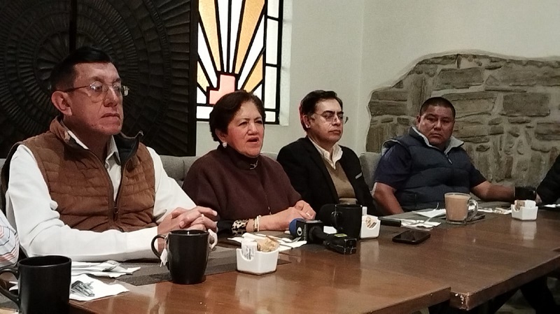 Comité de la segunda sección de la Central de Abasto de Puebla en una conferencia de prensa.