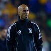 Guido Pizarro dando indicaciones durante la Semifinal de Vuelta entre Tigres y Cruz Azul.