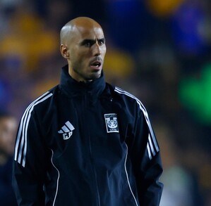 Guido Pizarro dando indicaciones durante la Semifinal de Vuelta entre Tigres y Cruz Azul.
