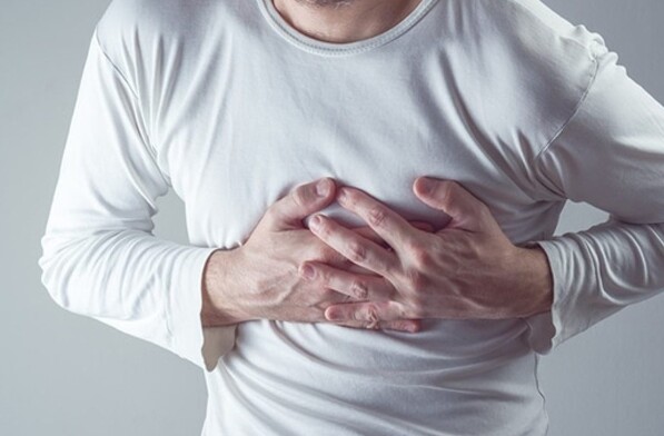 Hombre con infarto al miocardio