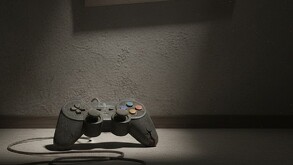 Control de videojuego abajo de un cuadro en un cuarto oscuro