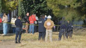 Personal de la policía y forense hallan a estudiante muerta en la Escuela Normal Rural de Panotla, Tlaxcala.