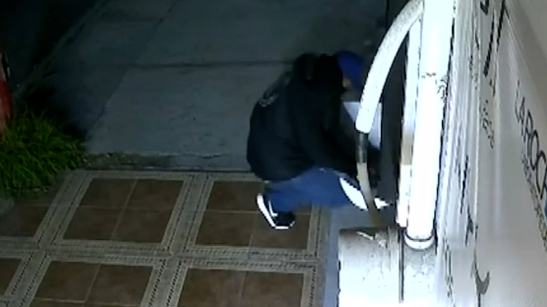 Un hombre fue captado por cámaras de seguridad intentando romper los candados de un negocio en Apodaca.