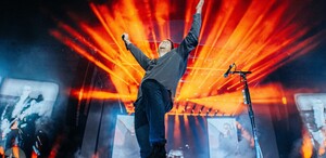 Avenged Sevenfold iluminó su escenario con los colores de la bandera de México.