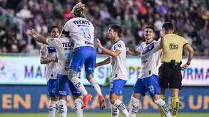 Jugadores de Rayados festejando el gol de 'Tecatito' Corona en el partido contra Mazatlán en la Liga MX.
