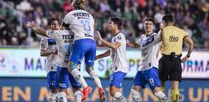 Jugadores de Rayados festejando el gol de 'Tecatito' Corona en el partido contra Mazatlán en la Liga MX.