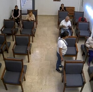 Una mujer ingresa de manera violenta a una capilla de adoración de la colonia San Nicolás, para exigir dinero bajo amenazas.