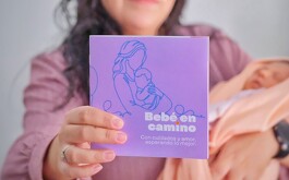 Mujer y su bebé de fondo