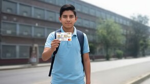 Estudiante de secundaria recogiendo su tarjeta de la Beca Rita Cetina en la Ciudad de México.