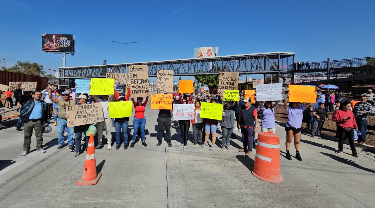 Vecinos de El Salto cierran Carretera a Chapala contra obras