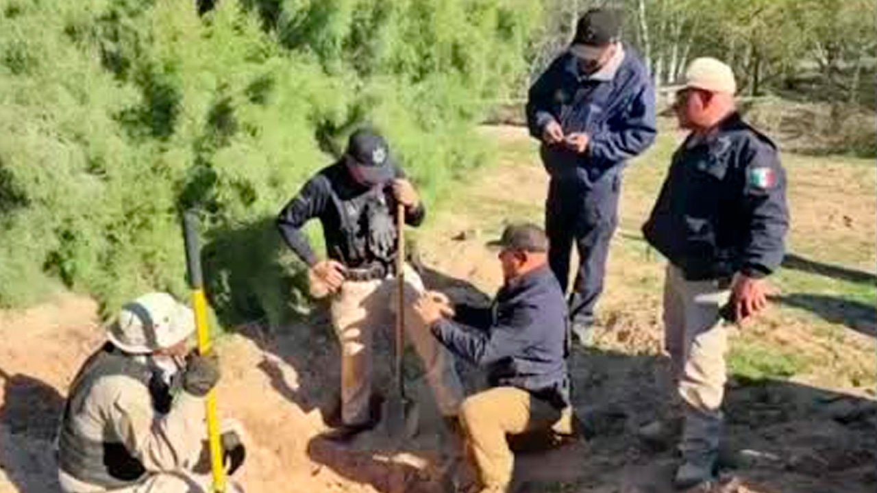 Autoridades recuperaron tres cuerpos de la sexta fosa clandestina hallada en el poblado Miguel Alemán, en el Valle de Mexicali.