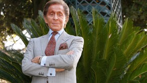 Valentino Garavani, diseñador italiano, murió a los 93 años, utilizando un traje gris.