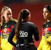 Scarlett Camberos reclama por su expulsión en el partido entre América Femenil y Tijuana.
