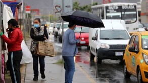 Personas caminando con frío y lluvias en Torreón.