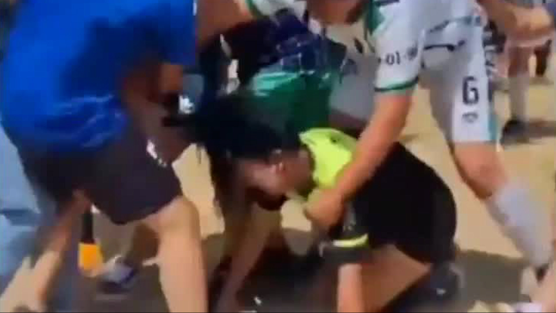 La falta de valores de un equipo de futbol hizo que golpeara a una mujer que fungía como árbitra de un partido.