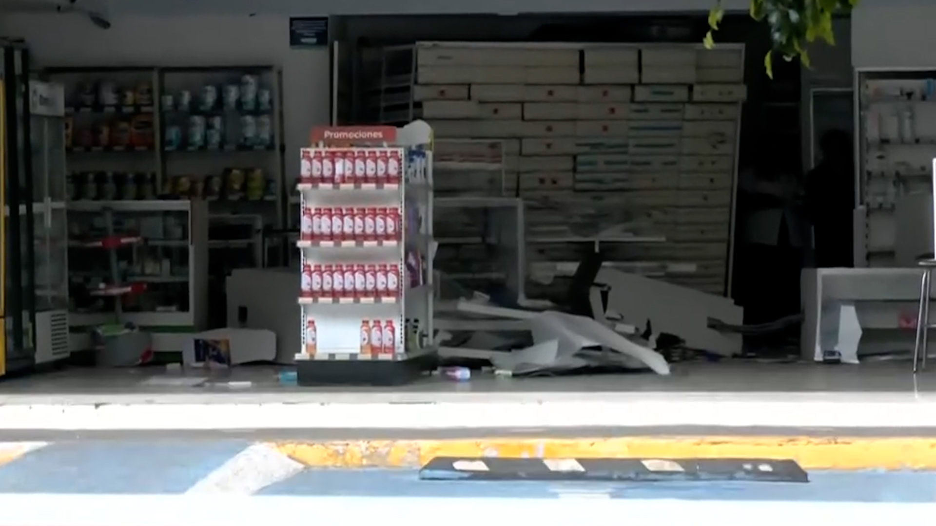 Un conductor de 79 años confundió el freno con el acelerador, impactando su vehículo dentro de una farmacia.