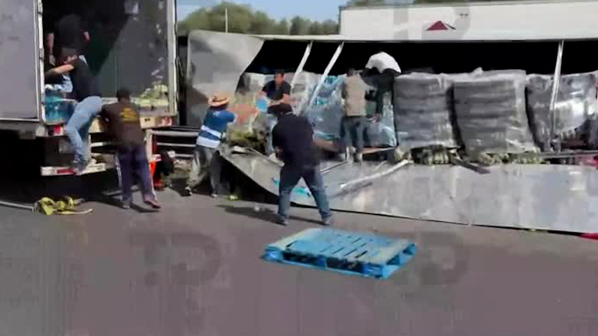 En la zona conocida como 'El Caracol' el tráiler intentó salir por una curva para reincorporarse a la carretera, cuando el peso provocó su volcadura.