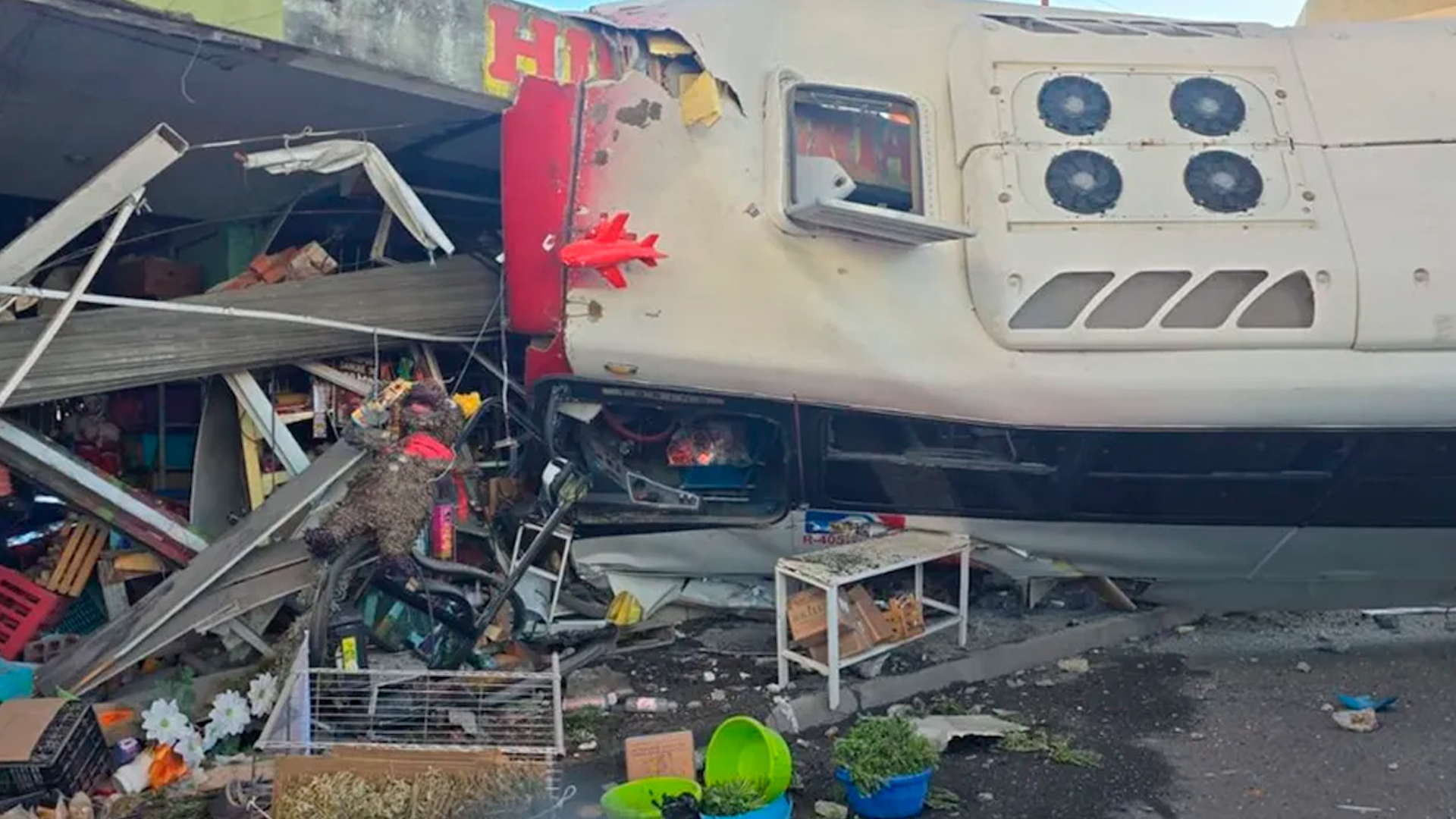 Mientras las víctimas exigen apoyo económico, el abogado asegura que el camión no era conducido por un operador; si no que fue sustraído.