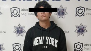 Joven detenido luego de que su madre lo denunciara ante la policía de Torreón por haberla agredido.
