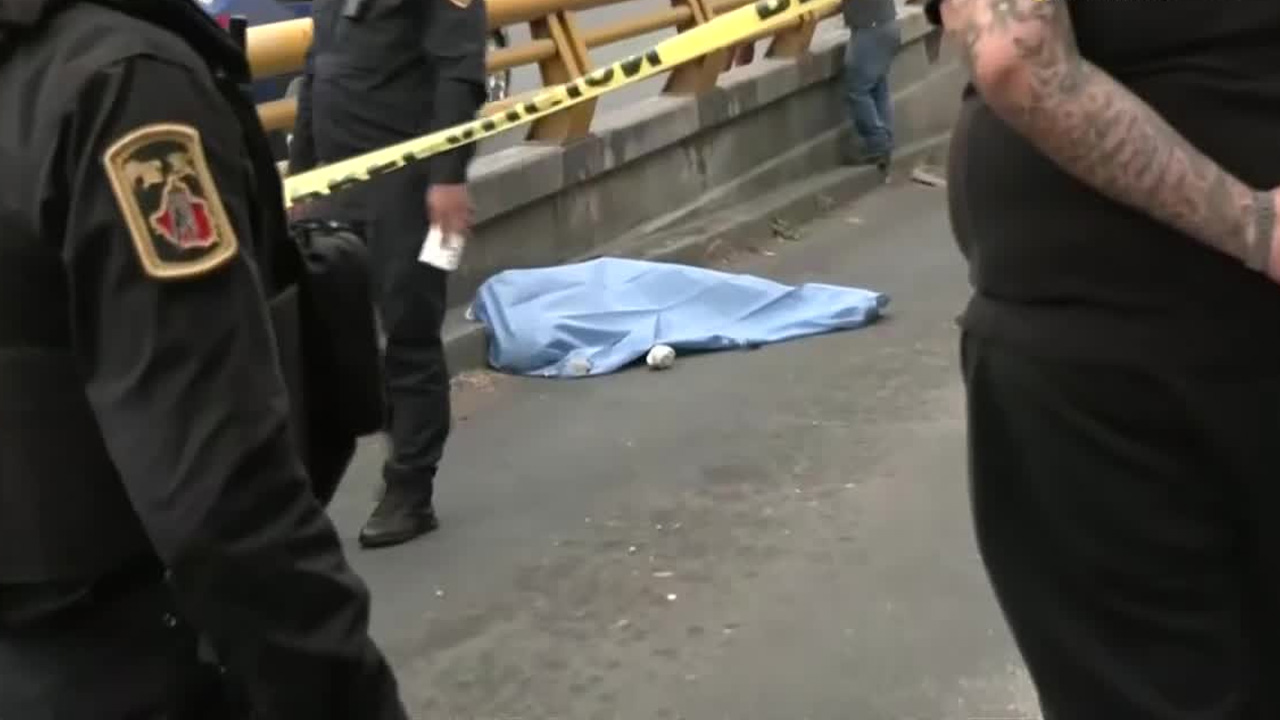Un hombre de aproximadamente 25 años fue asesinado de al menos cinco balazos junto a un puente vehicular en la colonia Atlampa, alcaldía Cuauhtémoc.