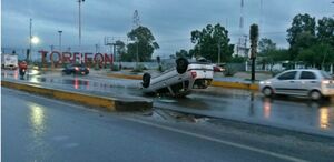 Volcadura en medio de la lluvia en Torreón