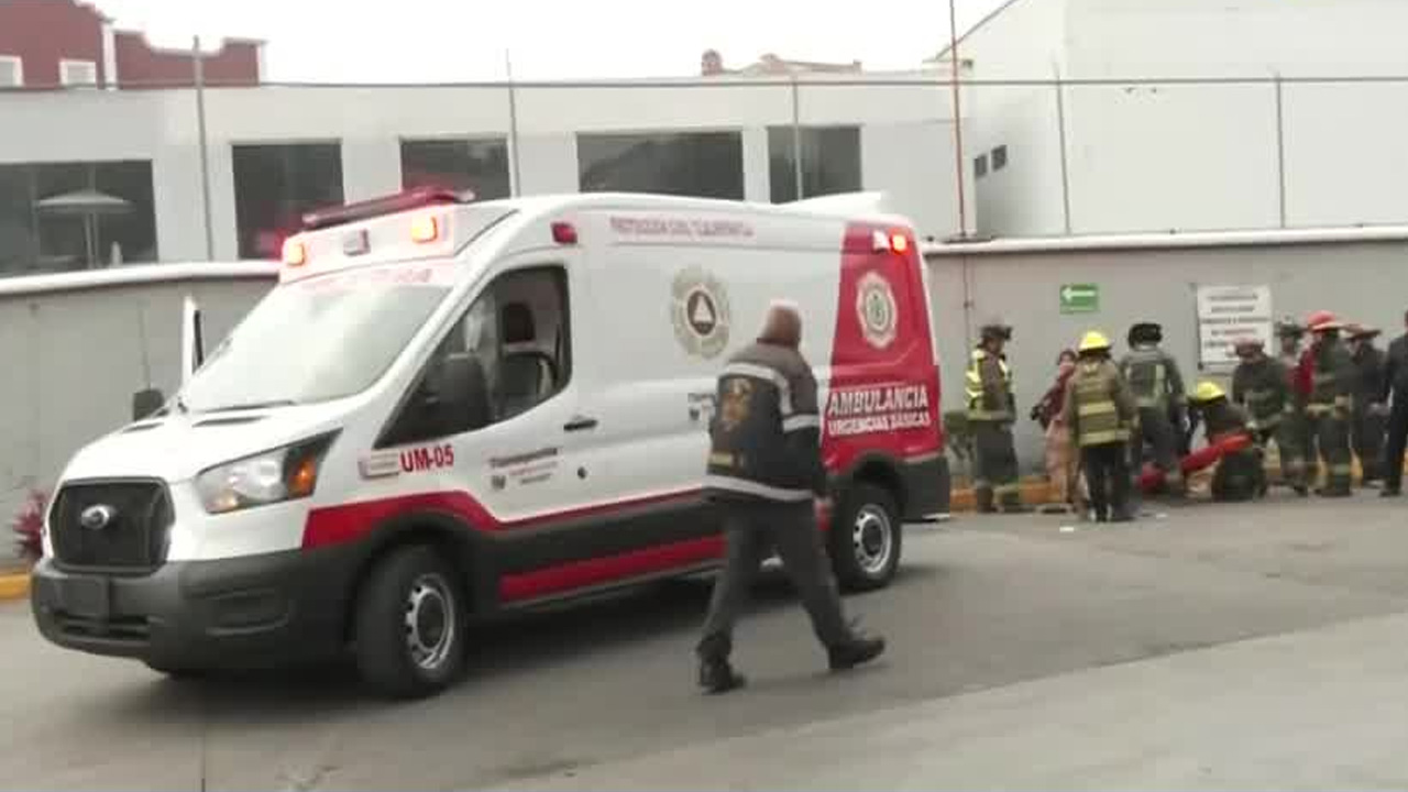 Una combi de la ruta 442 se impactó contra un muro en la vía Gustavo Baz, en Tlalnepantla, presuntamente tras quedarse sin frenos.