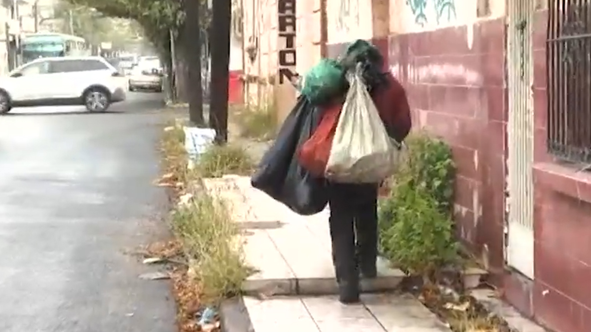 La migración y la falta de presupuesto detonan una crisis de seguridad en el centro de Monterrey. Autoridades estiman hasta 4,000 migrantes en vagancia.