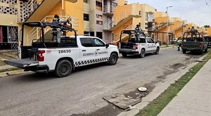 Patrullas y oficiales de la Guardia Nacional afuera de edificios de departamentos amarillos en Tlajomulco