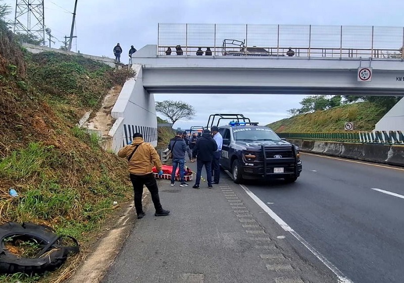 Policía de Veracruz y Fiscalía levantan un cadáver en autopista Cosoleacaque-La Tinaja.