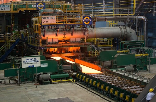 En la imagen se ven unos hornnos y un letrero que dice AHMSA.