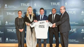 Pablo Lemus y directivos muestran una camiseta del Real Madrid con el nombre 