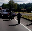 Camioneta patrulla con elementos policiales desplegados en la zona