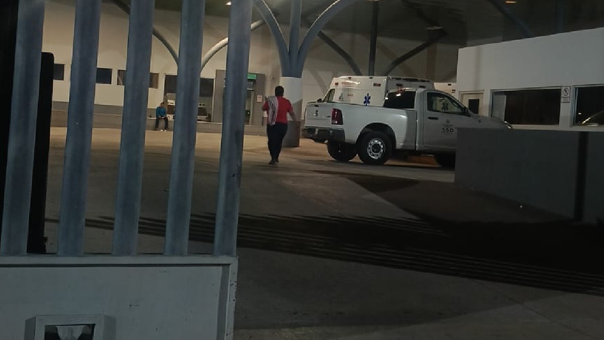 Barandal de reja delante de camioneta en color blanco