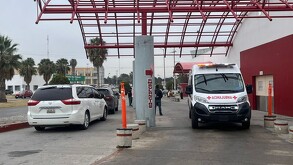 Se observa un edificio blanco con rojo y unas ambulancias a los costados.