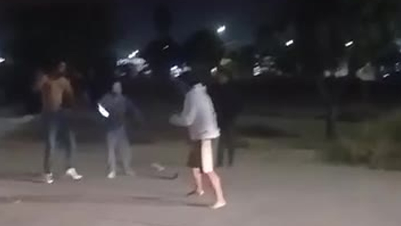 En el video, se aprecia cómo el grupo de al menos cuatro hombres se desplaza entre golpes y forcejeos.