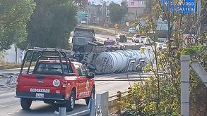 Pipa volcada sobre el pavimento de la Autopista Tlaxcala-Texmelucan.