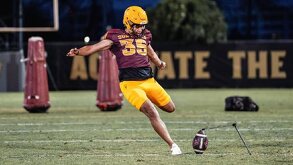 Jesús Gómez Juárez, jugador mexicano de futbol americano, realizando un patada en el entrenamiento con Arizona State Sun Devils