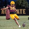 Jesús Gómez Juárez, jugador mexicano de futbol americano, realizando un patada en el entrenamiento con Arizona State Sun Devils