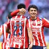 Brian Gutiérrez, Daniel Aguirre y Richard Ledezma, todos nacidos en Estados Unidos, festejando un gol con Chivas.