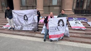 Familia de Scarlett Estefanía Rodríguez Moronati protestando en Palacio de Gobierno.