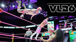 Máscara Dorada y Neón volando en el 92 Aniversario del CMLL.